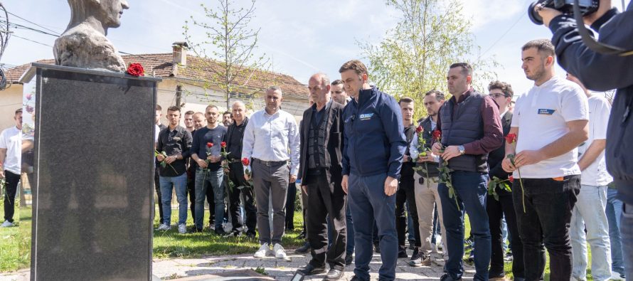 Osmani: Bashkë me babë Qerimin te busti i heroit Mujdin Aliut