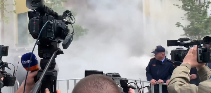 Përshkallëzohet sërish protesta e opozitës, hidhet molotov në derën e Bashkisë