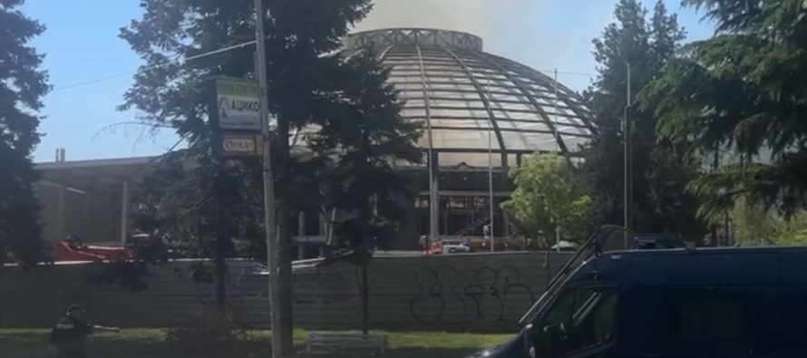 Policia ndalon tre persona, shkak zjarri në Sallën Universale | VIDEO