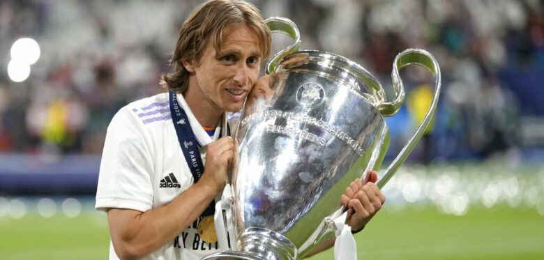 Toni Kroos zgjedh 5 mesfushorët më të mirë të historisë  Modrić në krye 