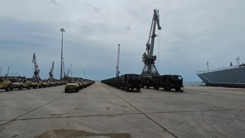 Arrijnë në portin e Selanikut 76 automjete ushtarake, donacion i Norvegjisë për Maqedoninë e Veriut