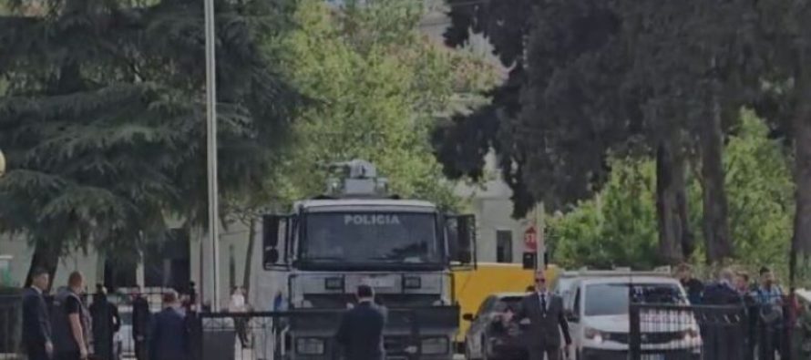 Opozita në protestë tek Bashkia e Tiranës, blindohet Kuvendi