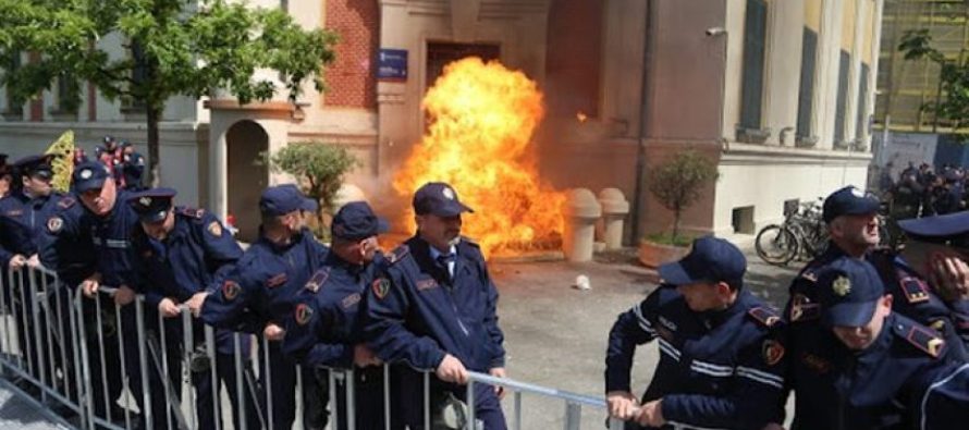 Sot protesta e opozitës para bashkisë/ Devijohet trafiku, policia thirrje organizatorëve: Distancohuni nga dhuna!