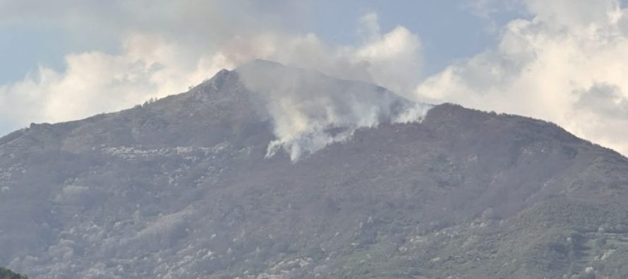 Shpërthen zjarr tek Guri i Kuq, mbi fshatin Sellcë të Tetovës