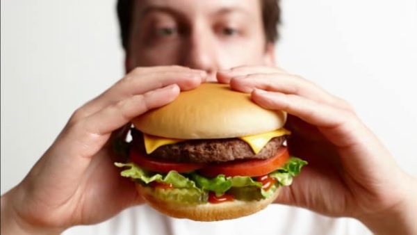 nje-studim-i-ri-ka-treguar-se-mungesa-e-gjumit-rrit-oreksin-per-ushqime-te-shpejta