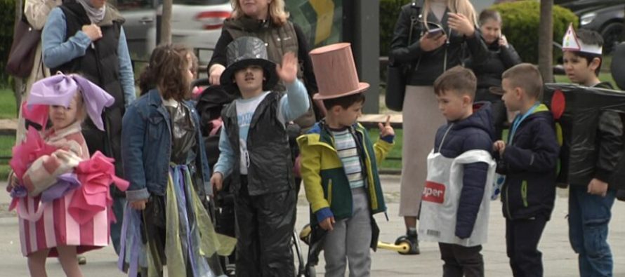 Nga mbeturinat e riciklueshme organizohet sfilatë mode