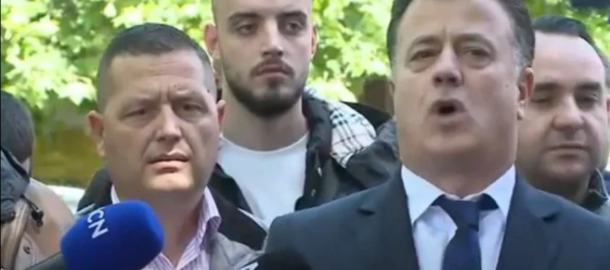 Gjykata liroi protestuesit që hodhën molotov para bashkisë, Noka paralajmëron sërish tubim: Opozita nuk ndalet