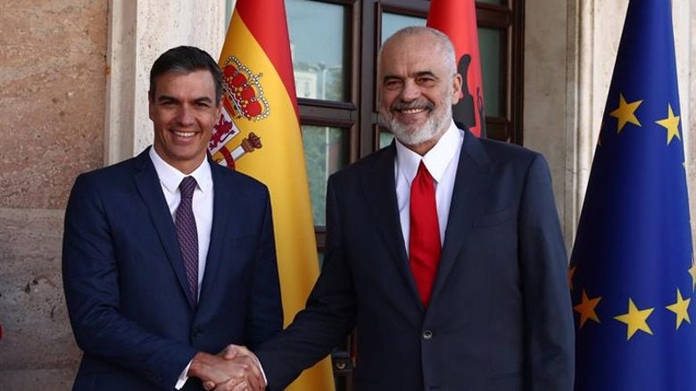 Largohet nga detyrat publike për shkak të akuzave ndaj bashkëshortes  Rama i del në krah kryeministrit spanjoll