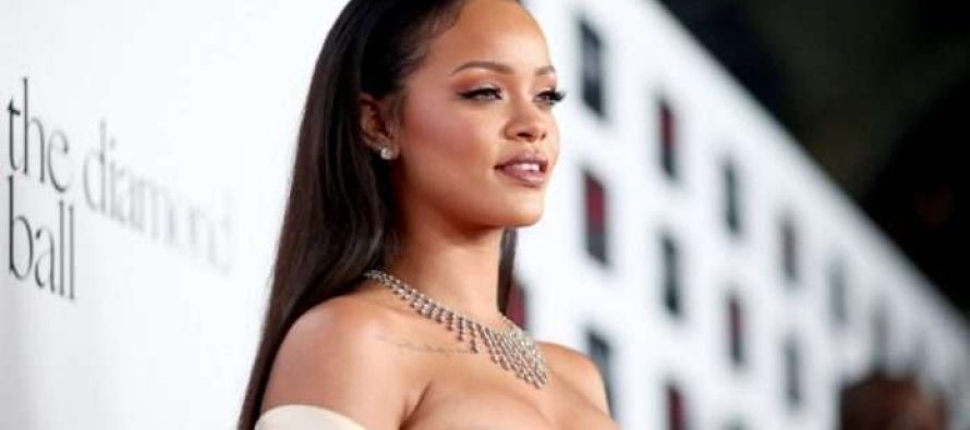 Rihanna duket joshëse me një fustan të shkurtë, teksa del nga një festë ditëlindjeje