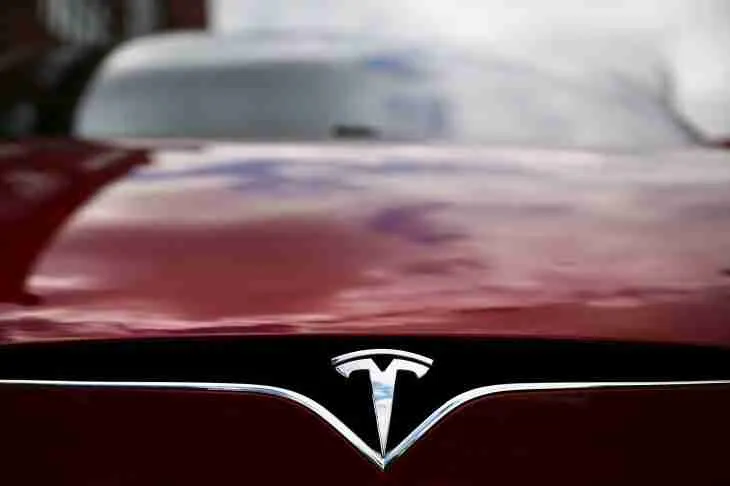 Musk paralajmëron risi  tash secili mund të bëhet me Tesla