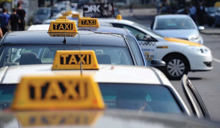 Gazibaba  Shoferi i taksisë merr paratë dhe dëbon çiftin nga automjeti