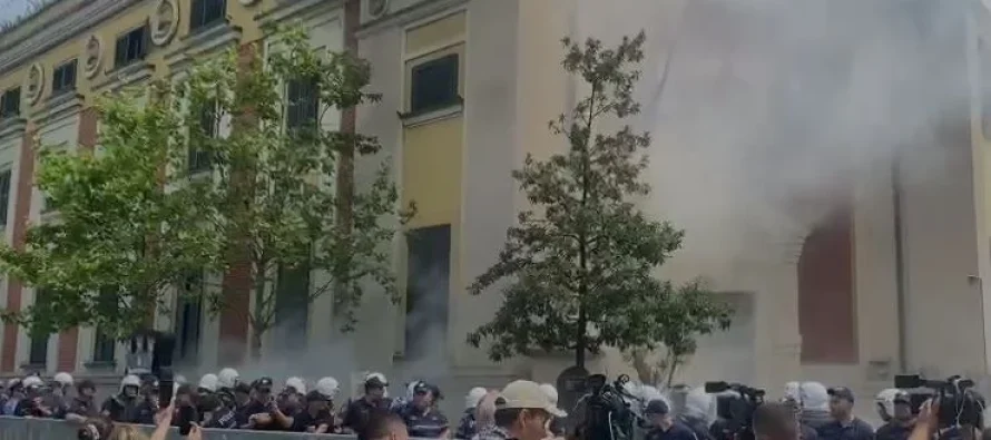 Protesta para Bashkisë së Tiranës, protestuesit hedhin molotov, fjalimi kundër martesës homoseksuale “ndez” protestën