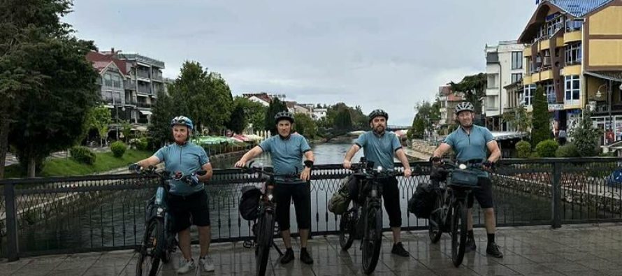 Ohër-Strugë/ Për 10 ditë përshkuan gati 2 mijë km – Katër mërgimtarë vijnë nga Zvicrra me biçikletë