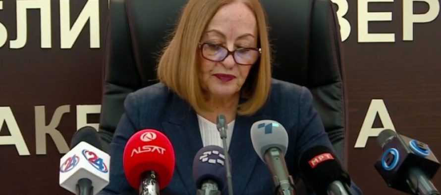 Krevat i improvizuar dhe thikë kuzhine pranë shtëpisë së Kacarskës