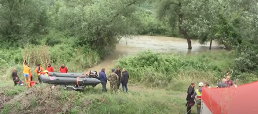 Zjarrfikësit shpëtuan një person që kishe rënë në lumë!