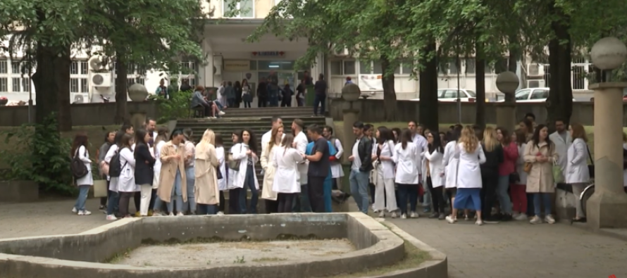 Specializantët privat protestuan në pauzë për të treguar se nuk kanë heq dotrë nga kërkesat e tyre
