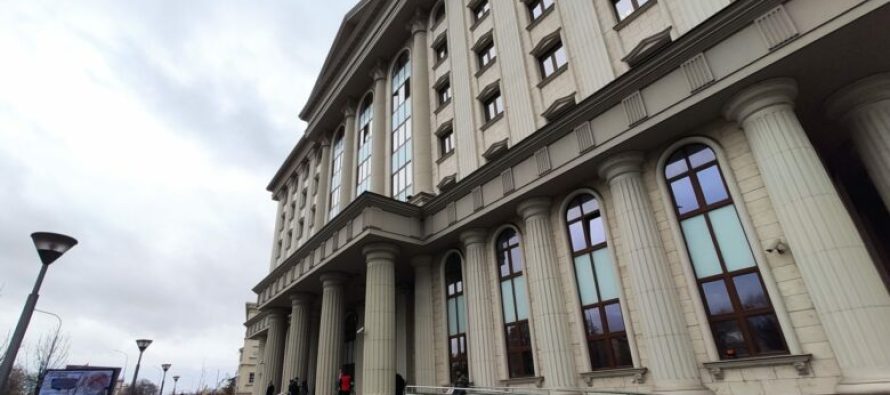 Pse 20-vjeçari nga Shkupi tentoi të hyjë në Gjykatën Penale me dy thika?