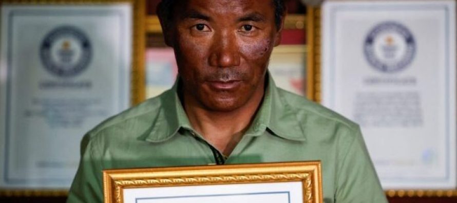 Rekordi i ri botëror i udhërrëfyesit nepalez të Himalajeve Kami Rita për herë të 30-të në majën e Everestit