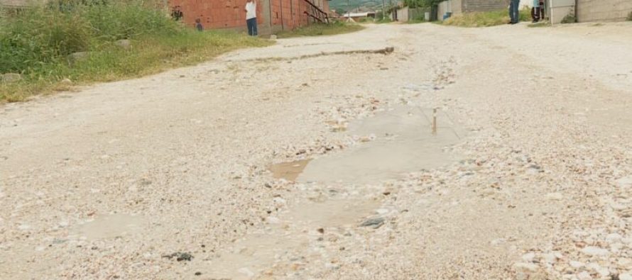 Inatet politike i lënë banorët në “baltë”