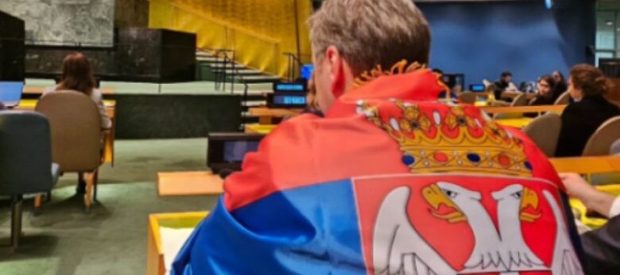 Pas debaklit në Kombet e Bashkuara, Vuçiq mbështillet me flamurin e Serbisë