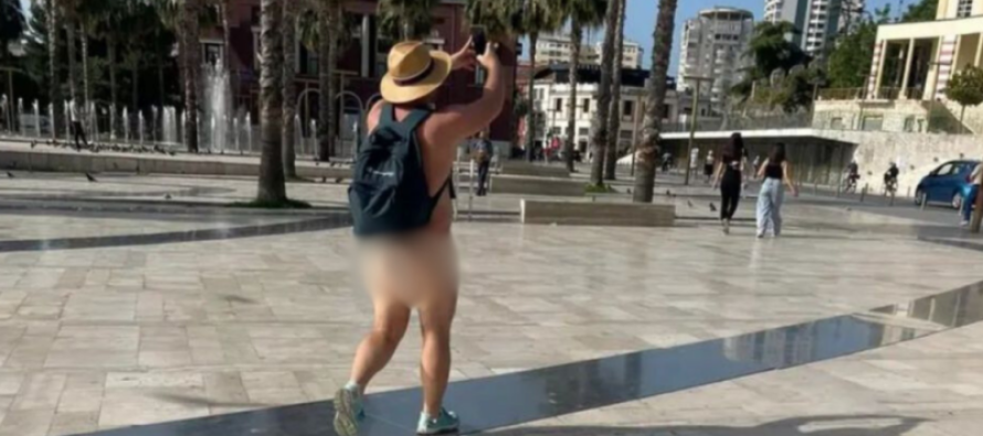 40-vjeçari shastis kalimtarët në mes të Durrësit, del rrugëve lakuriq