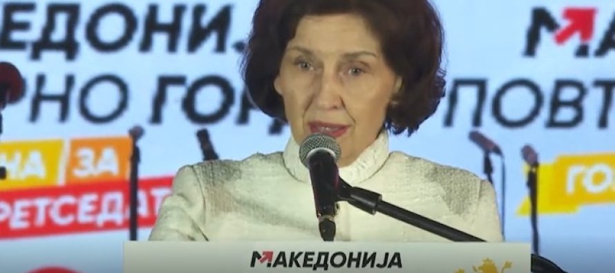 Siljanovska: Nuk do t’i largojë tabelat Maqedonia e Veriut, por do të përdor vetëm Maqedonia