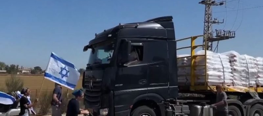 Protestuesit izraelitë bllokojnë kamionët e ndihmave për në Gaza
