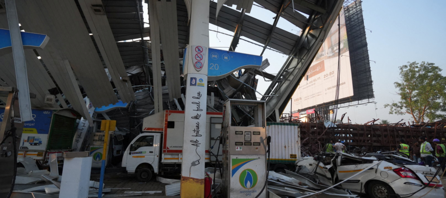 Të paktën 14 të vdekur pas shembjes së billbordit në Mumbai gjatë stuhisë