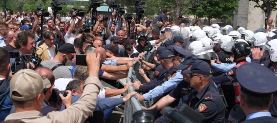 Opozita në Tiranë sërish përballë Bashkisë, Policia e Shtetit me plan masash