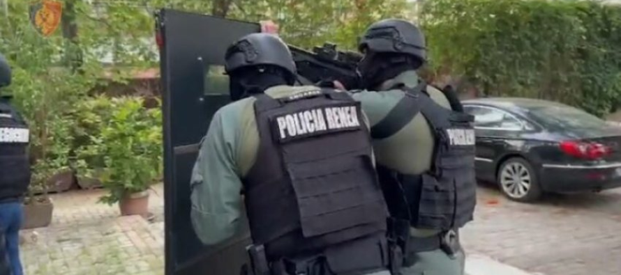 Terror në Durrës/ Mbajti peng për disa orë 2 fëmijët e tij të mitur dhe qëlloi në drejtim të RENEA-s, arrestohet 40-vjeçari