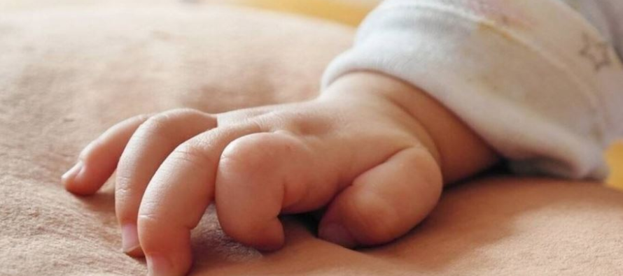 Dënohet me burg përjetë nëna që la vetëm foshnjën në shtëpi për të takuar të dashurin. Kur u kthye, vajza kish ndërruar jetë