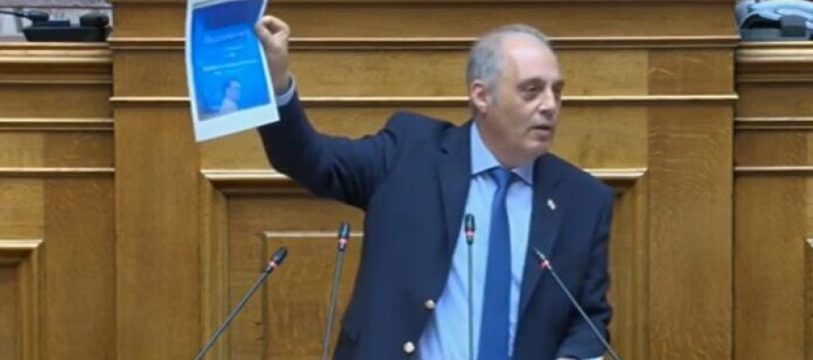 Deputeti nacionalist e grisë “Marrëveshjen e Prespës në foltoren e kuvendit të Greqisë