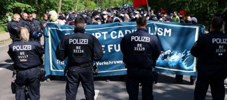 Protestë kundër Tesla-s në Gjermani/ Qindra protestues kundërshtojnë zgjerimin e fabrikës