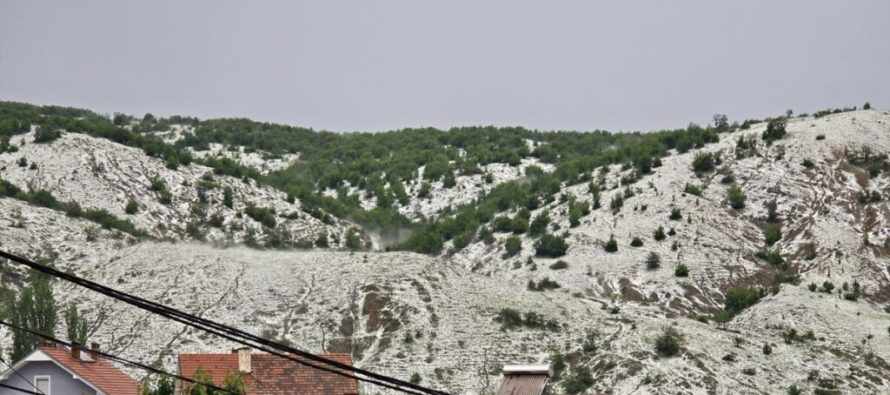 Si në dimër, breshëri zbardh Sllupçanin 
