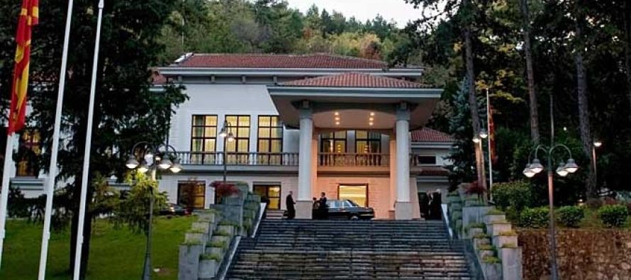 Largohet flamuri i BE-së dhe NATO-s në një pjesë të Presidencës