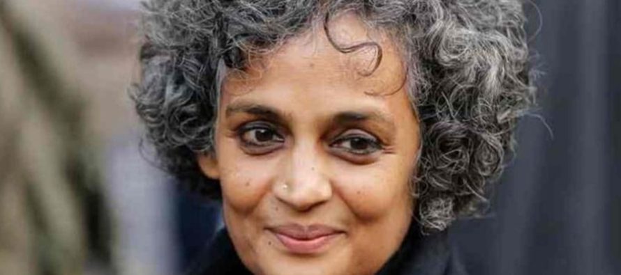 Autorja indiane Arundhati Roy merr çmimin ”PEN Pinter”, në shënjestër nga grupet e djathta për shkrimet e saj