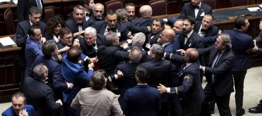 Plas grushti në parlamentin italian, deputetin e nxjerrin në karrige me rrota