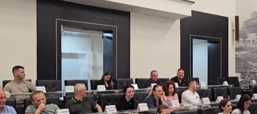 Nuk ka më falas, Këshilli Bashkiak i Durrësit miraton vendimin për parkimin me pagesë. Ja tarifa që do të paguhet