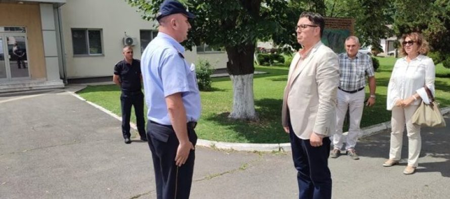 Ministri i ri i Drejtësisë viziton burgun e Idrizovës: Janë shkaktuar dëme të mëdha nga përleshja fizike