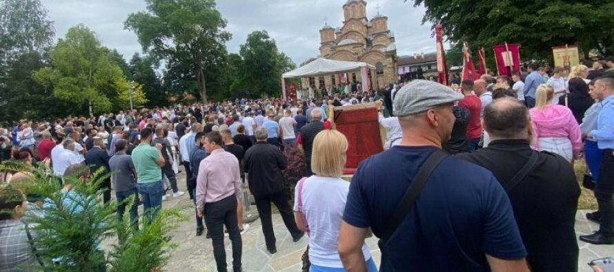 “Vidovdani”: Peshkopi mban fjalim politik e pelegrinët këndojnë “Kosova është zemra e Serbisë”