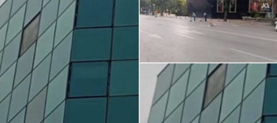 Bie xhami i dritares nga Q.T Soravia, mbyllet përkohësisht rruga poshtë saj