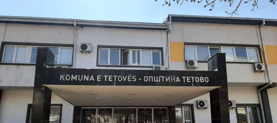 Nga e marta oborret e shkollave në Tetovë do të shfrytëzohen si parkingje
