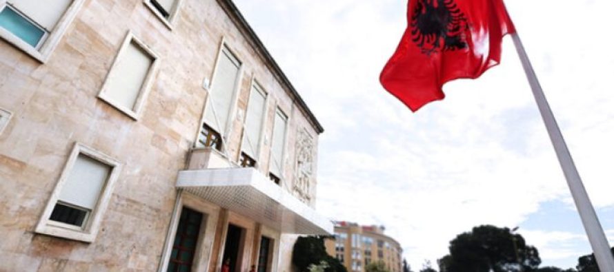 45-vjeçari godet me gurë godinën e Kryeministrisë në Tiranë, arrestohet nga policia