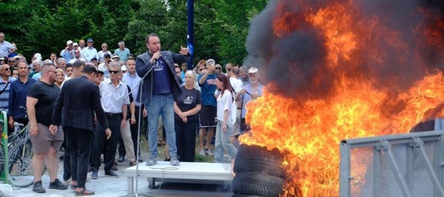 Protesta e opozitës para Bashkisë Tiranë, u vihet zjarri gomave