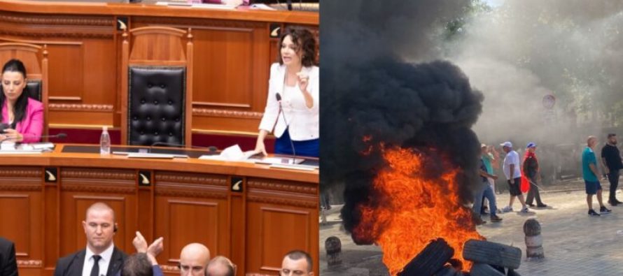 Tym e flakë jashtë Parlamentit, përplasje me gardën brenda sallës – Çfarë nuk u pa në media nga protesta e opozitës