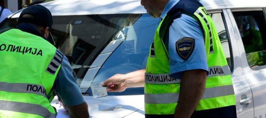 Kapen kinezë dhe turq duke punuar në të zezë në RMV