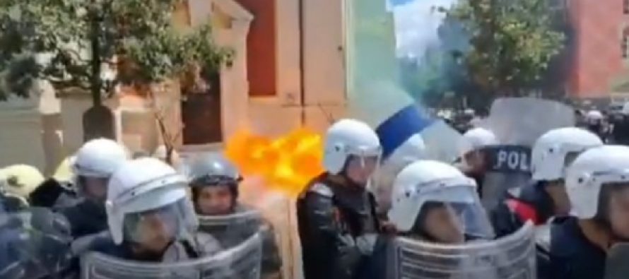 Protesta para bashkisë së Tiranës, përplasje me policinë