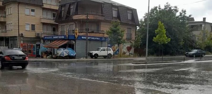Reshje të dendura të shiut dhe erë e fuqishme përfshinë qytetin e Tetovës