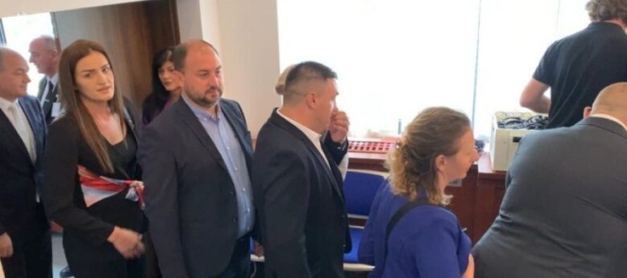 Frikë mos humbin mandatin, 10 deputet serbë paraqiten në Kuvendin e Kosovës