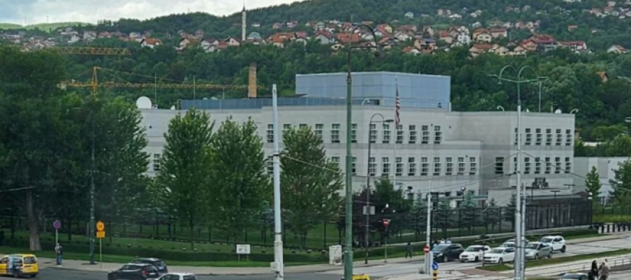 Ambasada amerikane në Sarajevë i përgjigjet Vuçiqit: Prona është e shtetit